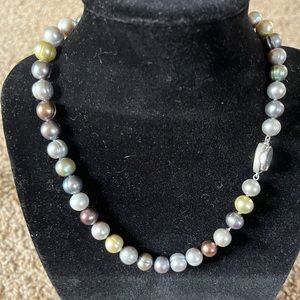 Gray multicolor pearl necklace